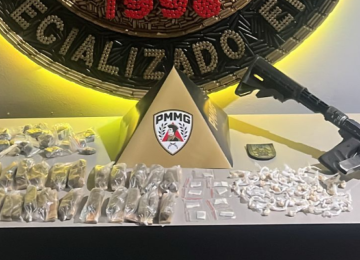 Homem é preso ao esconder drogas em caixa de esgoto em Contagem (MG) -  (crédito: PMMG/Reprodução)