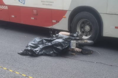 Motociclista morreu depois de cair sob caminhão na Avenida José Cândido da Silveira -  (crédito: Redes Sociais/Reprodução)