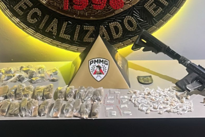 Homem é preso ao esconder drogas em caixa de esgoto em Contagem (MG) -  (crédito: PMMG/Reprodução)