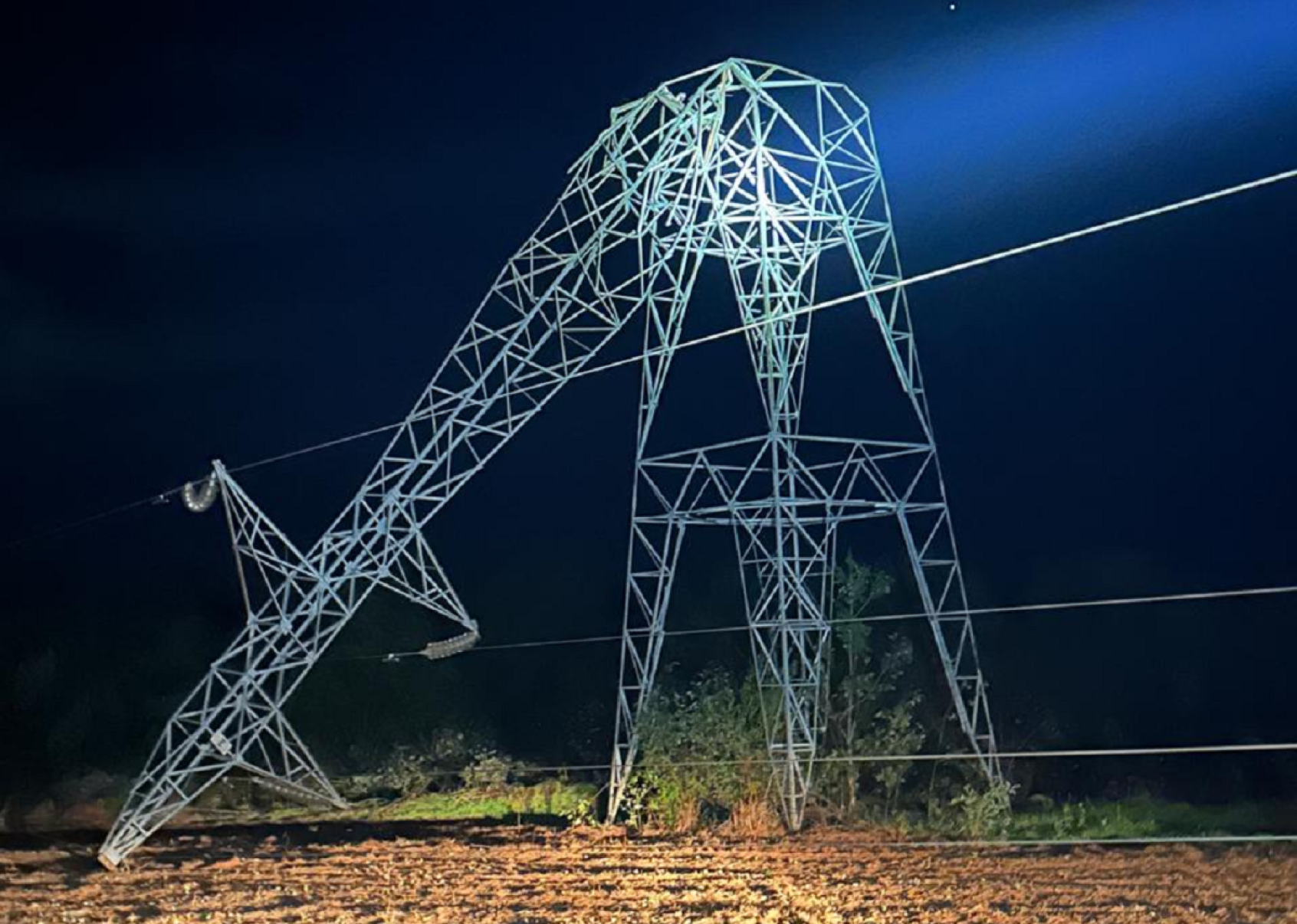 Temporal: queda de torres de transmissão deixa cidade mineira sem energia