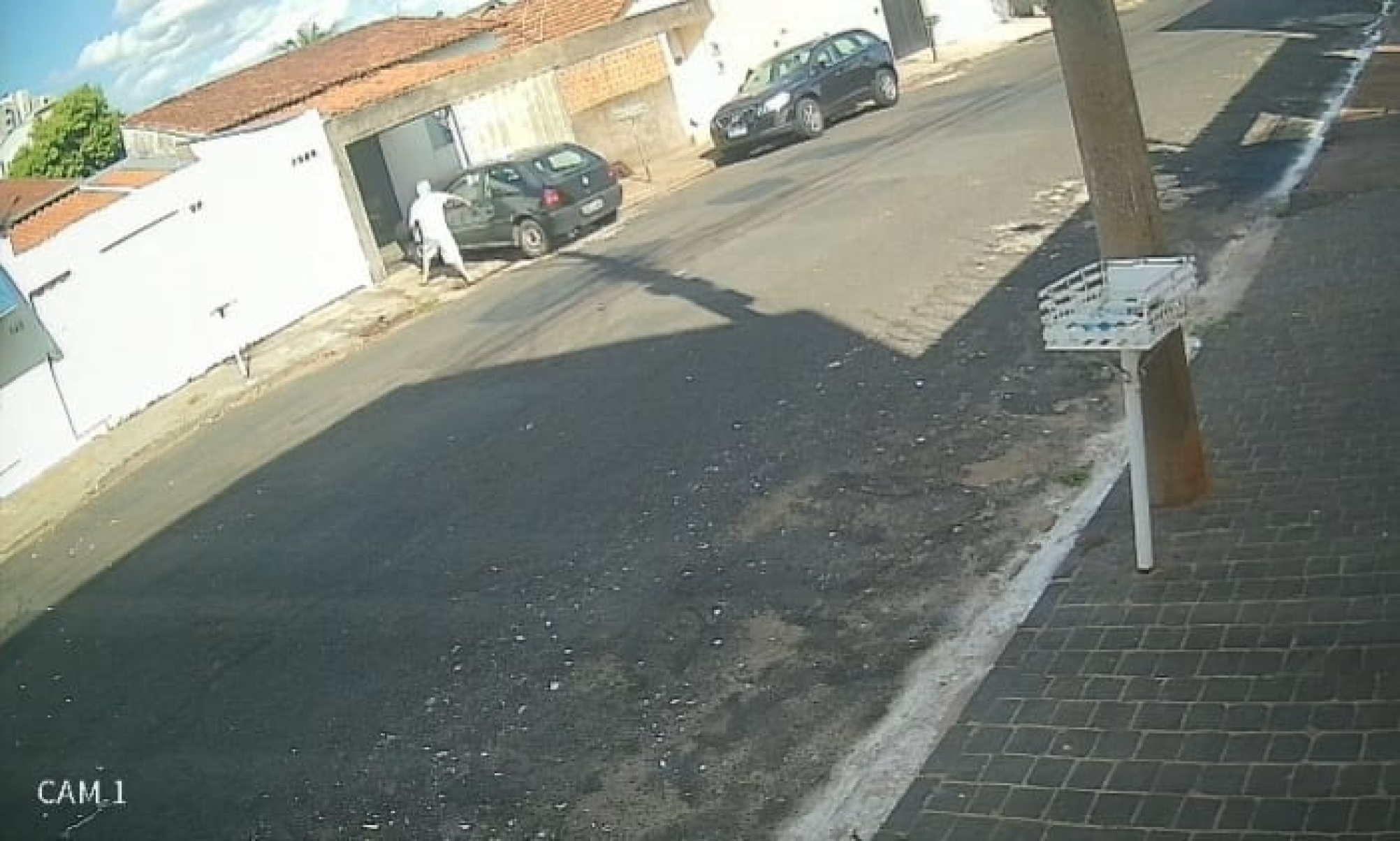 Vídeo: homem pede água a idoso e furta carro na garagem