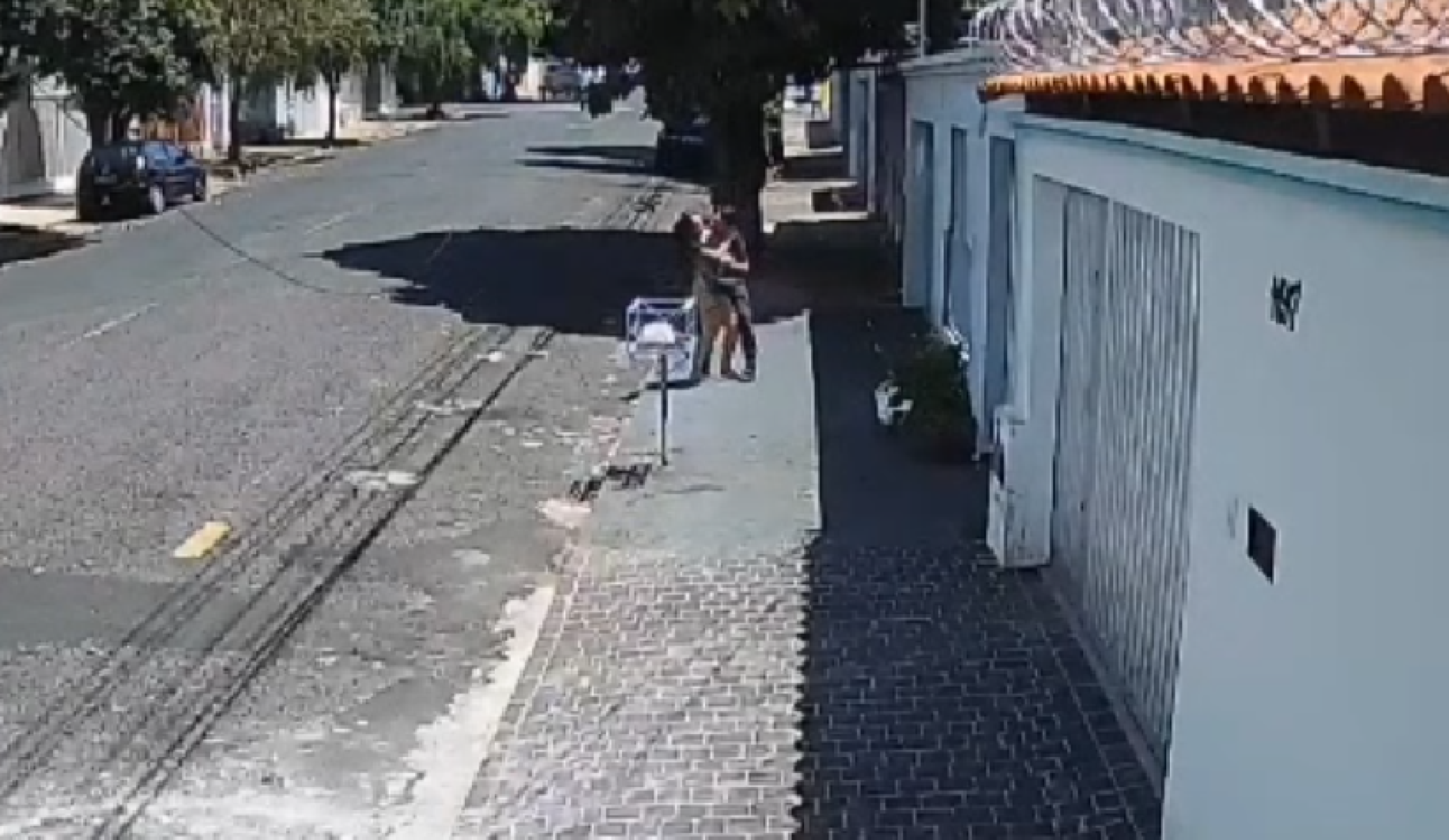 Câmera flagra homem estuprando mulher na rua em cidade mineira - ReproduÃ§Ã£o/redes sociais