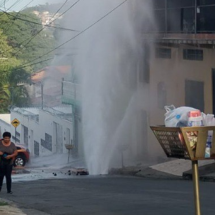 Vídeo: cano estoura e moradores ficam ilhados nesta manhã em Contagem - Corpo de Bombeiros/Reprodução