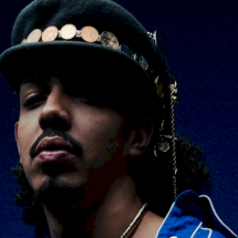 Léo da Bodega encontra referência literária na inédita 'Eu Queria Ficar'  - Flora Negri