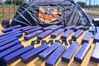 PM para casal por falta de cinto e apreende mais de 30 barras de maconha -  (crédito: DivulgaÃ§Ã£o/PMMG)