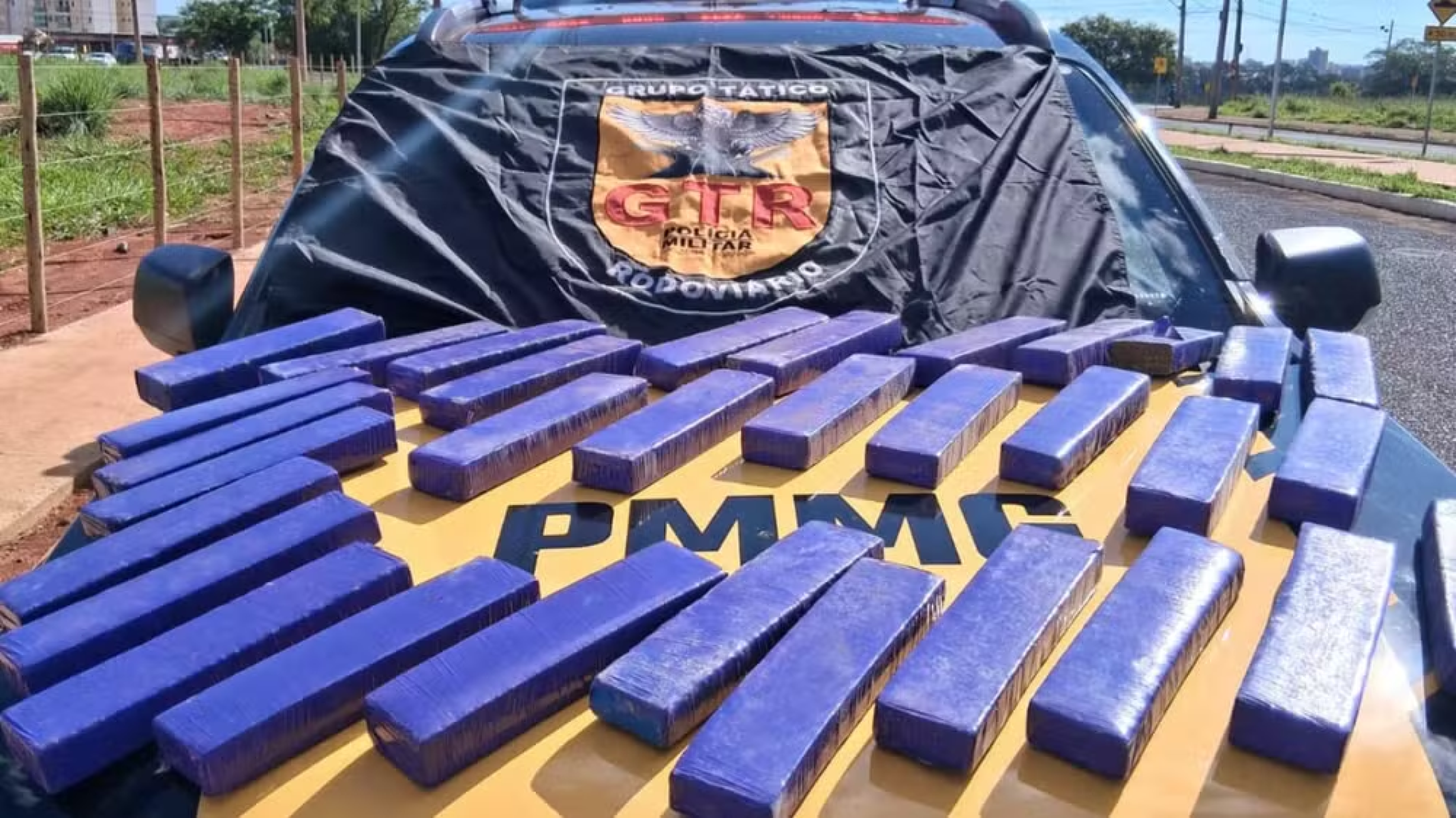 PM para casal por falta de cinto e apreende mais de 30 barras de maconha - DivulgaÃ§Ã£o/PMMG