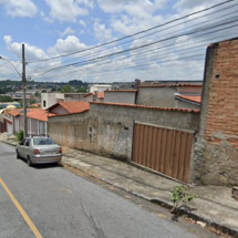Homem é morto a tiros em frente de casa enquanto companheira abria portão - Google Street View/Reprodução