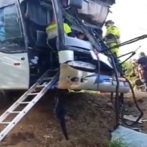 Grave acidente entre dois ônibus deixa feridos na BR-251 em MG - Redes Sociais/Reprodução