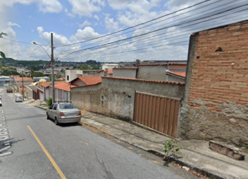 Homem é morto a tiros em frente de casa enquanto companheira abria portão em Betim (MG) -  (crédito: Google Street View/Reprodução)