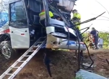 O condutor do ônibus foi socorrido e encaminhado para atendimento hospitalar na região -  (crédito: Redes Sociais/Reprodução)