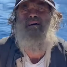 Pra quem não viu: Homem e cão sobrevivem por dois meses no oceano - reprodução youtube 9 news australia