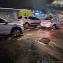 Chuva em BH: Cristiano Machado alaga e água transborda de bueiro; VÍDEO - Alexandre Guzanshe/EM/D.A. Press