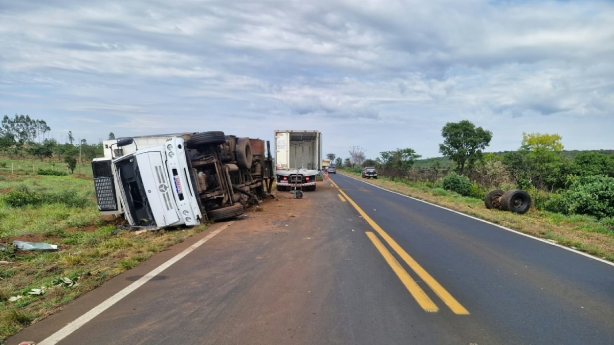 Motorista fica ferido depois de eixo de caminhão se soltar e veículo tombar - DivulgaÃ§Ã£o/PMMG
