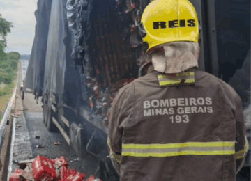Carreta com cervejas pega fogo e BR-050 é interditada -  (crédito: DivulgaÃ§Ã£o/CBMG)