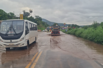 BR-381 fica interditada na saída de BH devido a alagamento nesta quarta -  (crédito: Redes Sociais/Reprodução)