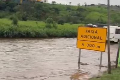 Vídeo mostra 'lagoa' que se forma e interdita a BR-381 nesta manhã de quarta-feira (3/12)
 -  (crédito: Redes Sociais/Reprodução)