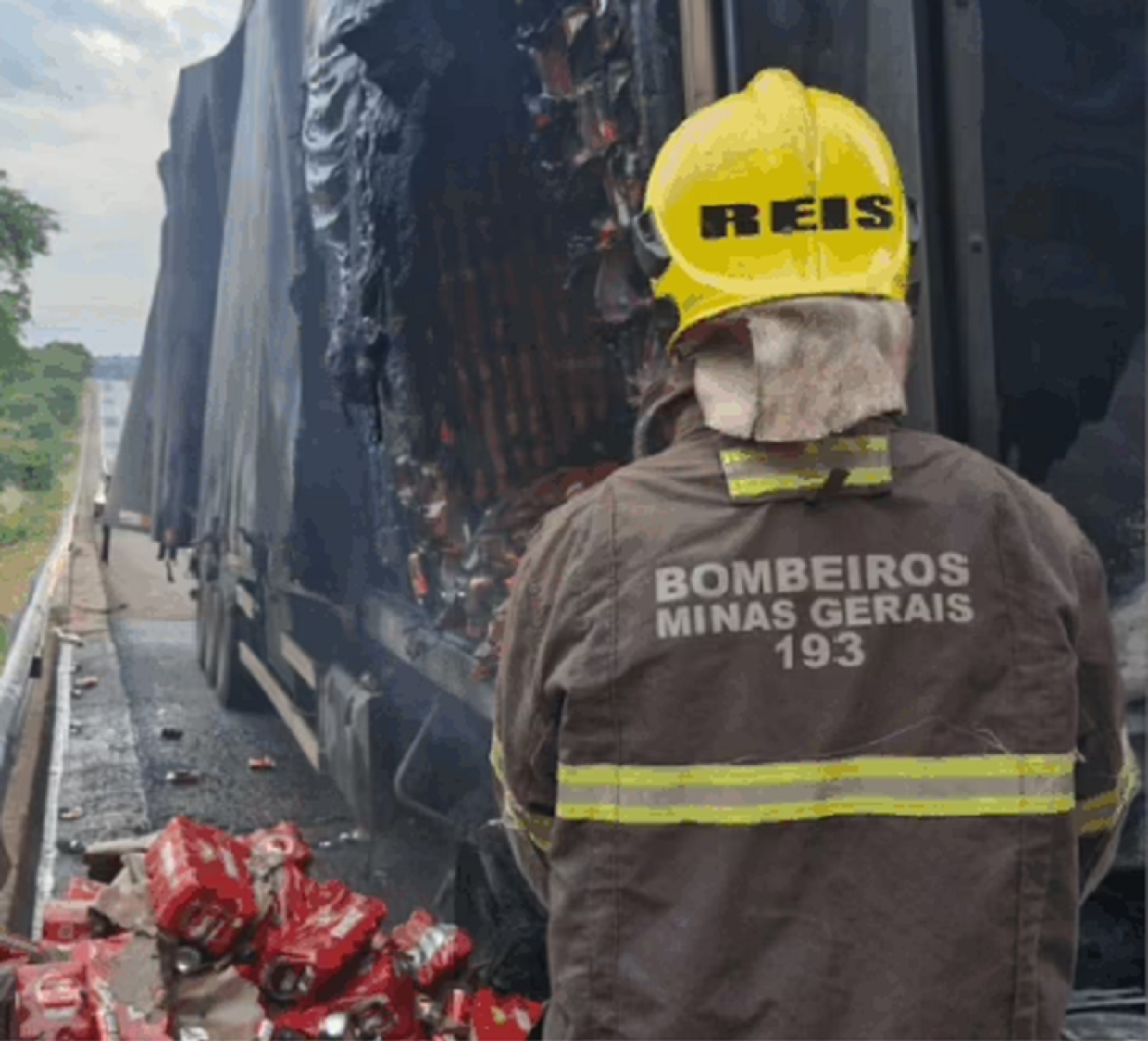 Carreta com cervejas pega fogo e BR-050 é interditada