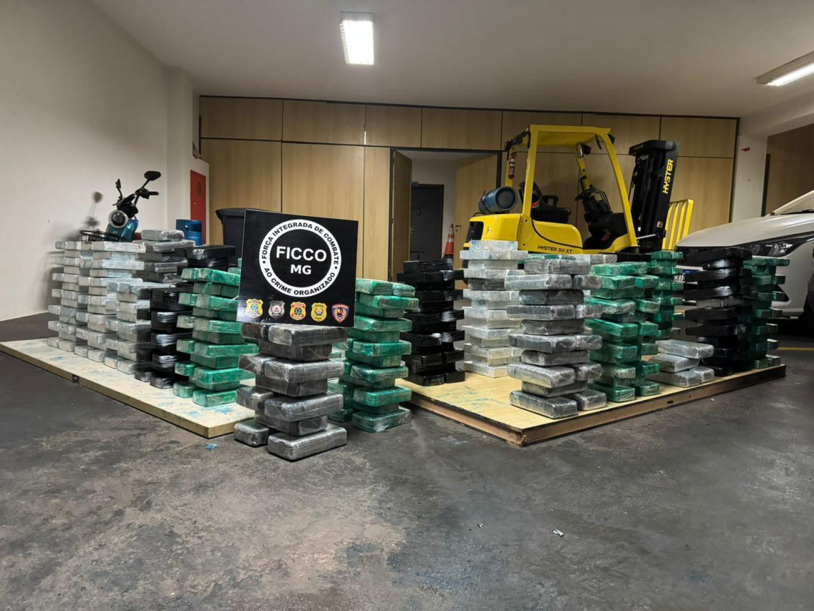 Com cão farejador, polícia apreende 420 kg de cocaína em meio a minério - Rede de Noticias