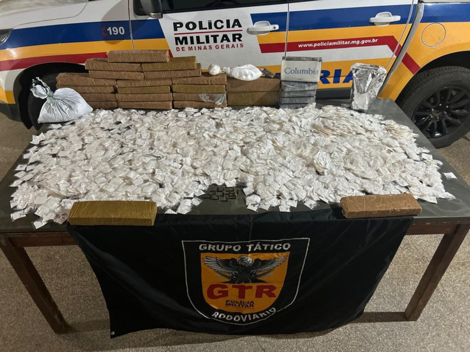 Homem é preso com 21 kg de maconha, 8 kg de pasta base e munições em ônibus - Divulga&ccedil;&atilde;o/PMMG