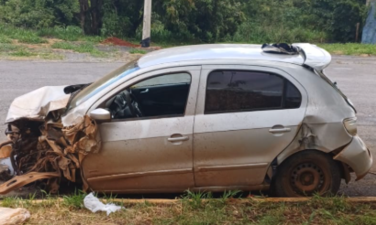Carro ficou destruído com o impacto da batida; duas pessoas ficaram em estado grave