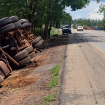Caminhoneiro embriagado bate o veículo na porta da PRF - PRF/Divulgação