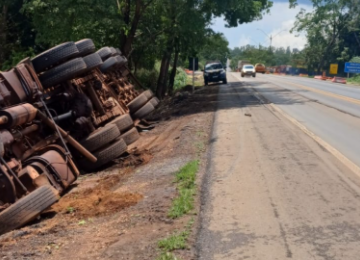 Caminhão tombou depois do motorista embriagado perder o controle na BR-365, em Patos de Minas (MG) -  (crédito: PRF/Divulgação)