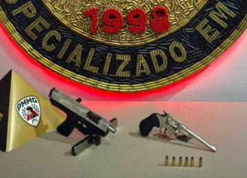 Homem foi preso ao vender revólver, submetralhadora e munições em Contagem (MG), na Grande BH -  (crédito: PMMG/Reprodução)