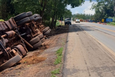 Caminhão tombou depois do motorista embriagado perder o controle na BR-365, em Patos de Minas (MG) -  (crédito: PRF/Divulgação)