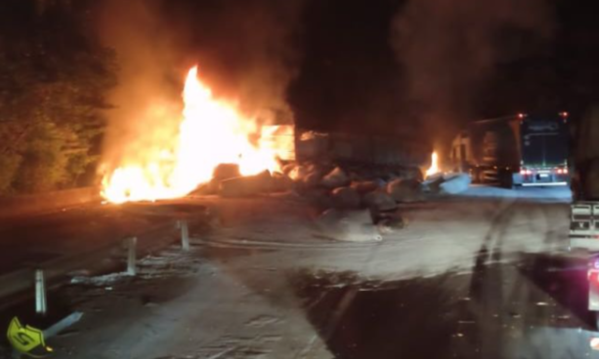 Chamas consumiram a carreta que tombou na noite dessa sexta-feira (5/12), na BR-381, em Brumadinho (MG)