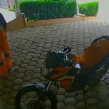 Vídeo mostra homem vestido de gari assaltando loja em Minas - Redes Sociais/Reprodução