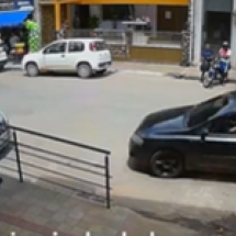 Vídeo flagra jovem bêbado e sem carteira batendo em carros e fugindo em MG - Redes Sociais/Reprodução