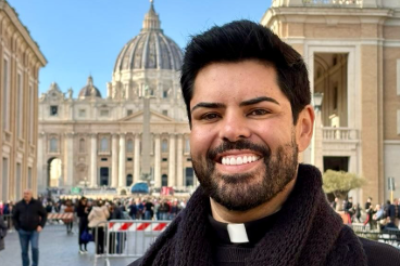 O padre Júlio César Agripino, de 38 anos, esteve recentemente em uma Audiência Geral na Praça de São Pedro, no Vaticano e viu o Papa de perto -  (crédito: Redes Sociais/Reprodução)