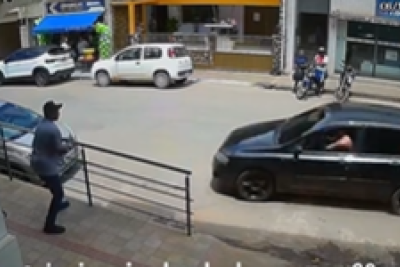 Uma câmera de segurança flagra momento que jovem bêbado e sem carteira atinge veículos em centro de cidade mineira -  (crédito: Redes Sociais/Reprodução)