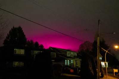 O céu com um tom cor-de-rosa já ocorreu algumas vezes, em diferentes partes do mundo, sempre causando surpresa e deixando as pessoas intrigadas.  -  (crédito: reprodução x)