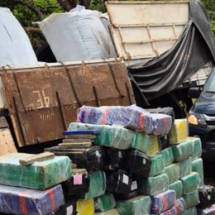 Carreta se acidenta e PRF encontra 2 toneladas de maconha - PRF/Reprodução