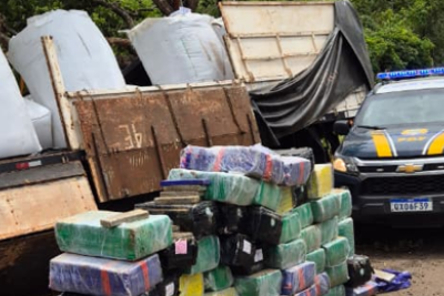 Carreta se acidenta e PRF encontra 2 toneladas de maconha na BR-365, em São Gonçalo do Abaeté (MG) -  (crédito: PRF/Reprodução)