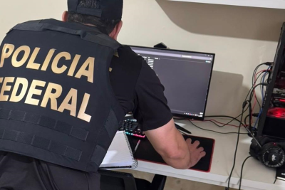 Durante o cumprimento dos mandados, os agentes apreenderam um smartphone, um computador e diversos dispositivos de armazenamento -  (crédito: PF/Divulgação)