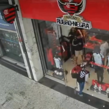 Adolescente de 14 anos rouba loja do Flamengo no Belvedere, em BH - Redes Sociais/Reprodução
