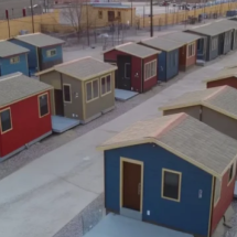 Moradia inclusiva: 5 tipos de abrigos temporários inovadores - Imagem gerada por IA