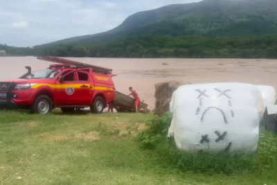 Traficante vê polícia, pula em rio e precisa ser resgatado pelos bombeiros em MG -  (crédito: PMMG/Reprodução)
