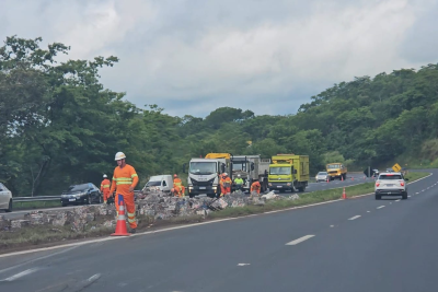 Motorista morre em tombamento de carga na BR-050 -  (crédito: Divulgação)
