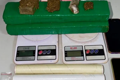 Irm&atilde;os tentam dar descarga em droga, mas s&atilde;o presos por tr&aacute;fico -  (crédito: Divulga&ccedil;&atilde;o/PMMG)