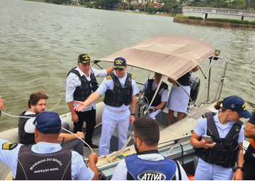 Lancha da Marinha do Brasil percorre o trajeto que será usado pelo barco turístico na Lagoa da Pampulha -  (crédito: Jair Amaral / EM / D.A Press)