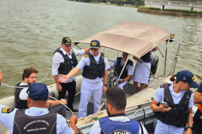 Lancha da Marinha do Brasil percorre o trajeto que será usado pelo barco turístico na Lagoa da Pampulha -  (crédito: Jair Amaral / EM / D.A Press)