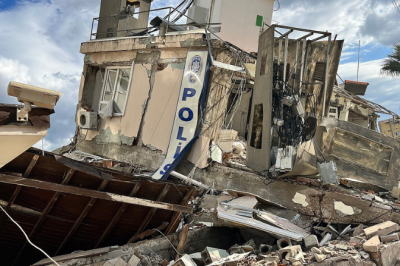 Terremotos são desastres naturais que costumam causar destruição em grandes proporções, com muitas mortes, e por isso, preocupam em áreas de risco no mundo todo.  -  (crédito:  JoleBruh - Kadi - wikimedia commons)