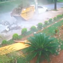 Motorista perde controle e bate carro em caçamba em BH; veja o vídeo  - Redes Sociais/Reprodução