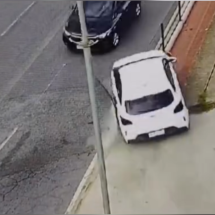 Câmera flagra carro desviando de outro veículo na contramão em BH  - Redes Sociais/Reprodução