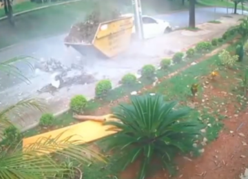 Câmeras de segurança flagraram o momento em que um motorista perde controle e bate carro em caçamba no Buritis -  (crédito: Redes Sociais/Reprodução)