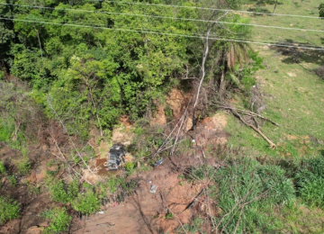 Carro cai em ribanceira de 70 metros e duas pessoas ficam feridas -  (crédito: Divulga&ccedil;&atilde;o/CBMMG)