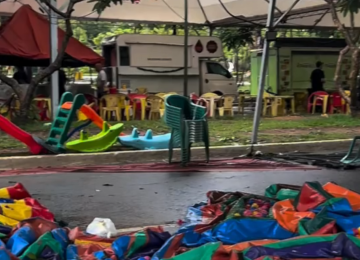 A tradicional mensagem de 'Feliz Natal' apareceu caída no chão depois do temporal em Ipatinga (MG) -  (crédito: Redes Sociais/Reprodução)